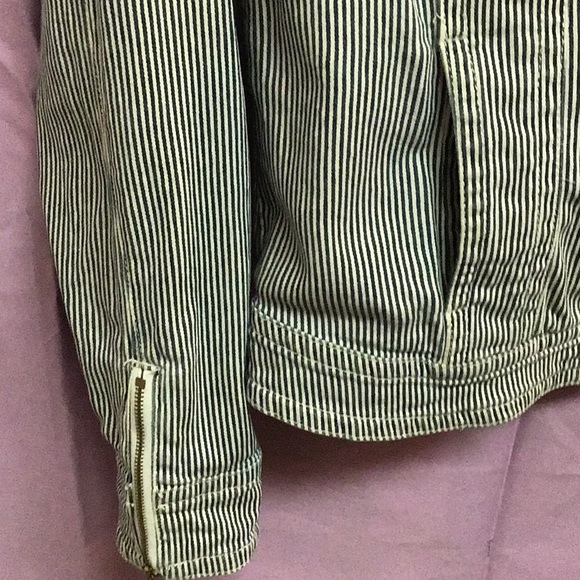DONATED⚡️LIVE A LITTLE⚡️❣️Seersucker Zip Jacket - Picture 4 of 7